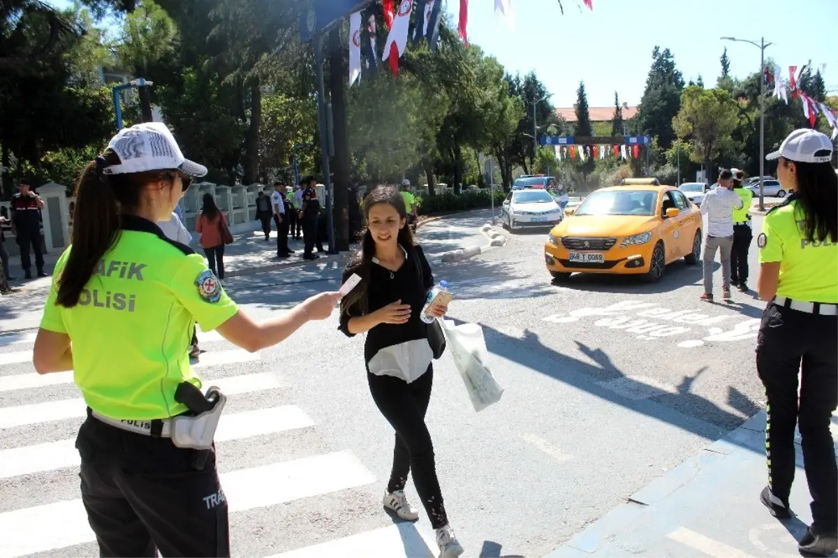 Muğla\'da 966 kolluk personeli, yaya geçidinde nöbet tuttu