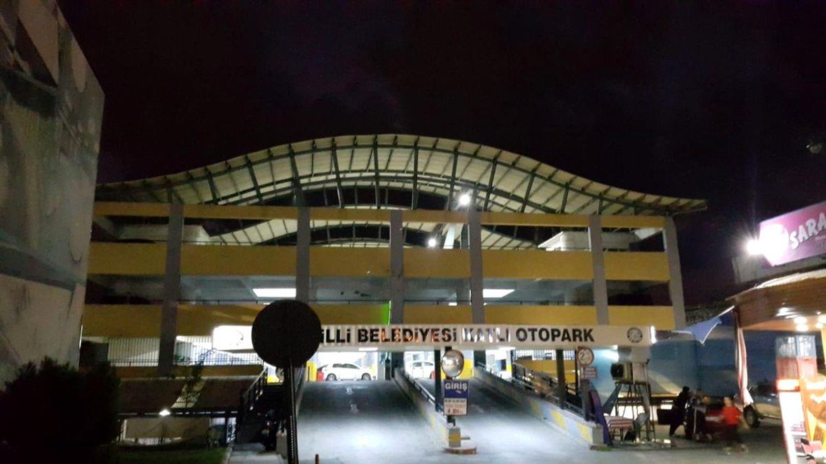 Nazilli Katlı Otopark\'ın çatı katı ışıklandırıldı