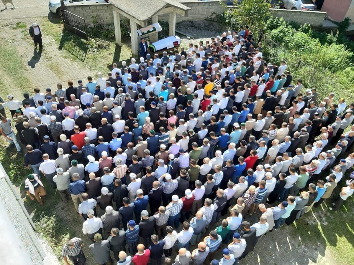 Ölen komşusu için mezar kazarken öldü