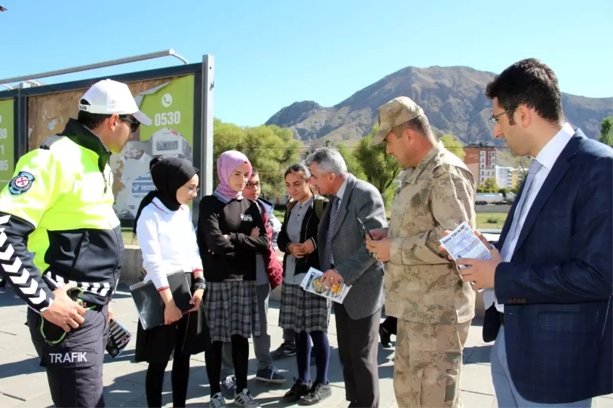 Oltu\'da yaya geçidi nöbeti etkinliği