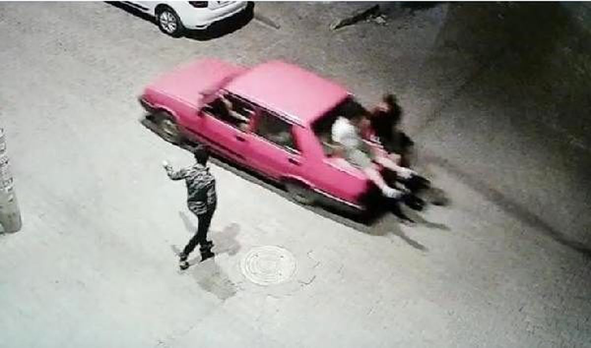 Otomobilin bagaj kapağı üzerinde tehlikeli yolculuk