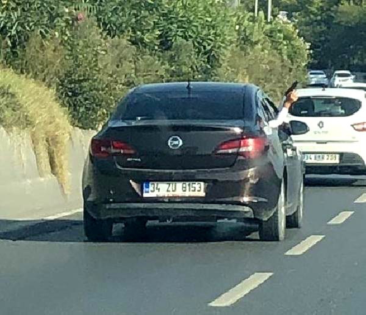 Otoyolda otomobilin camından silah doğrultup insanları korkutan şüpheli gözaltına alındı