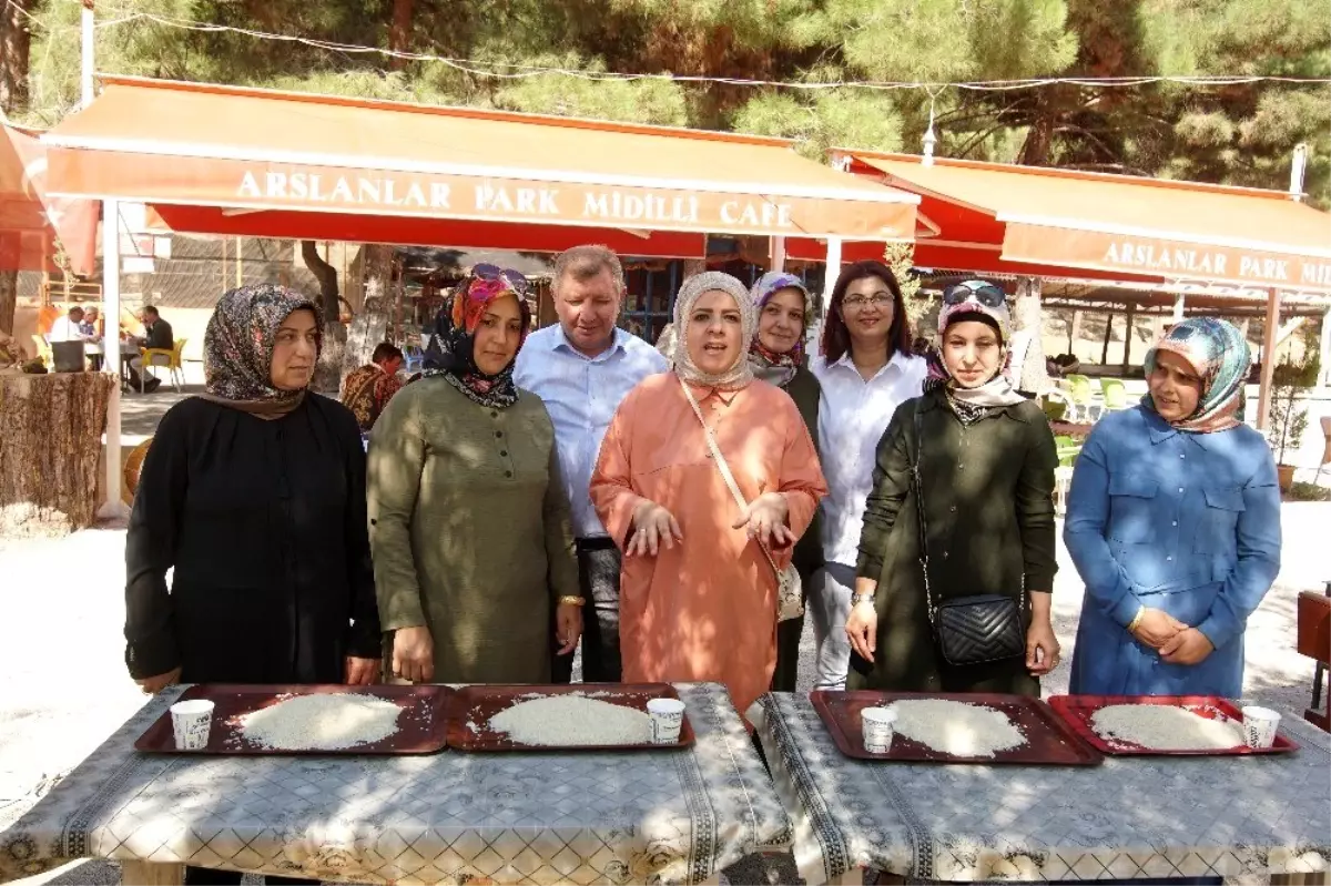 Pirincin taşını ayıklamak için kıyasıya yarıştılar