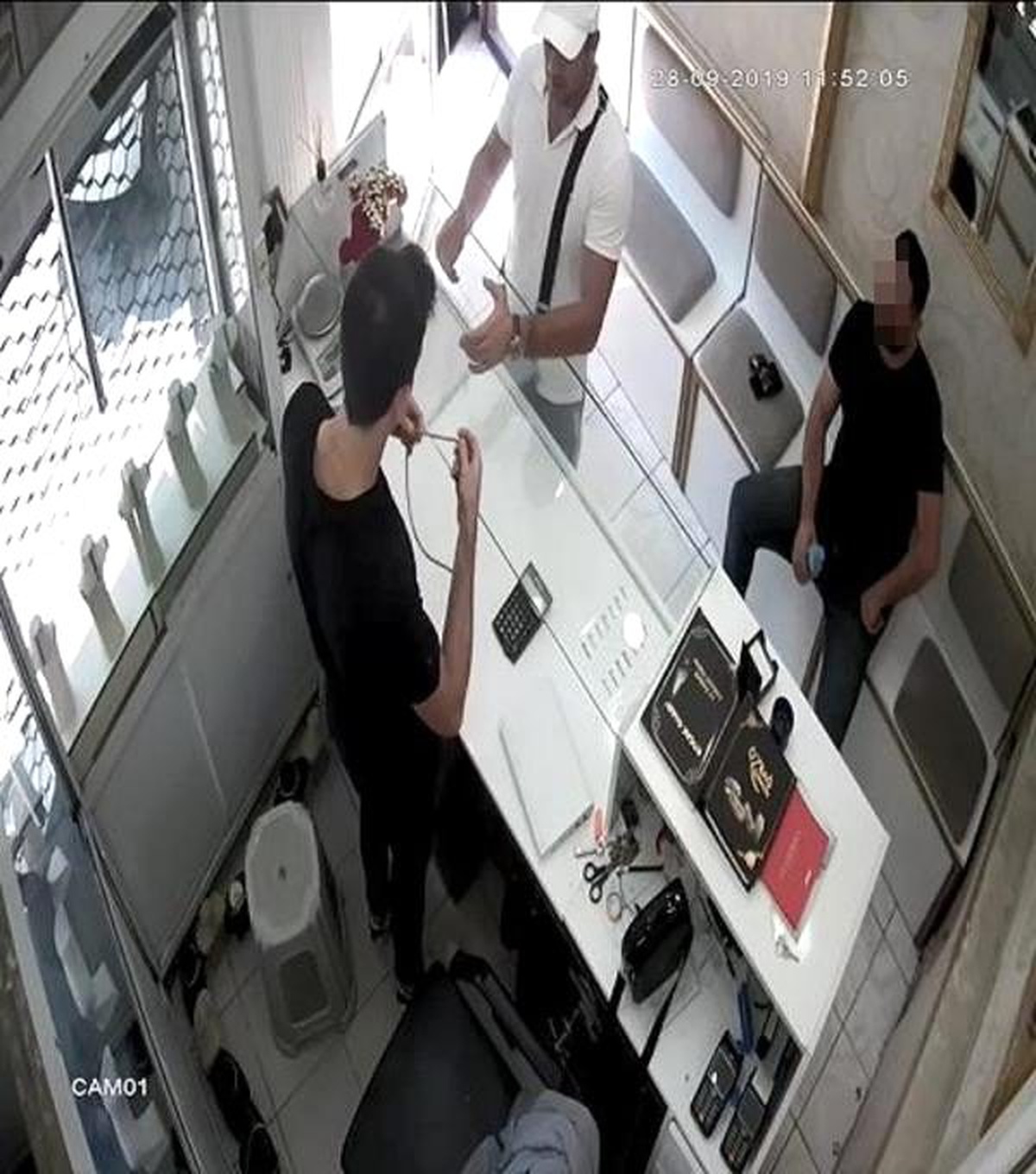 Sahte altın zinciri 16 bin 200 liraya bozdurup, ortadan kayboldu