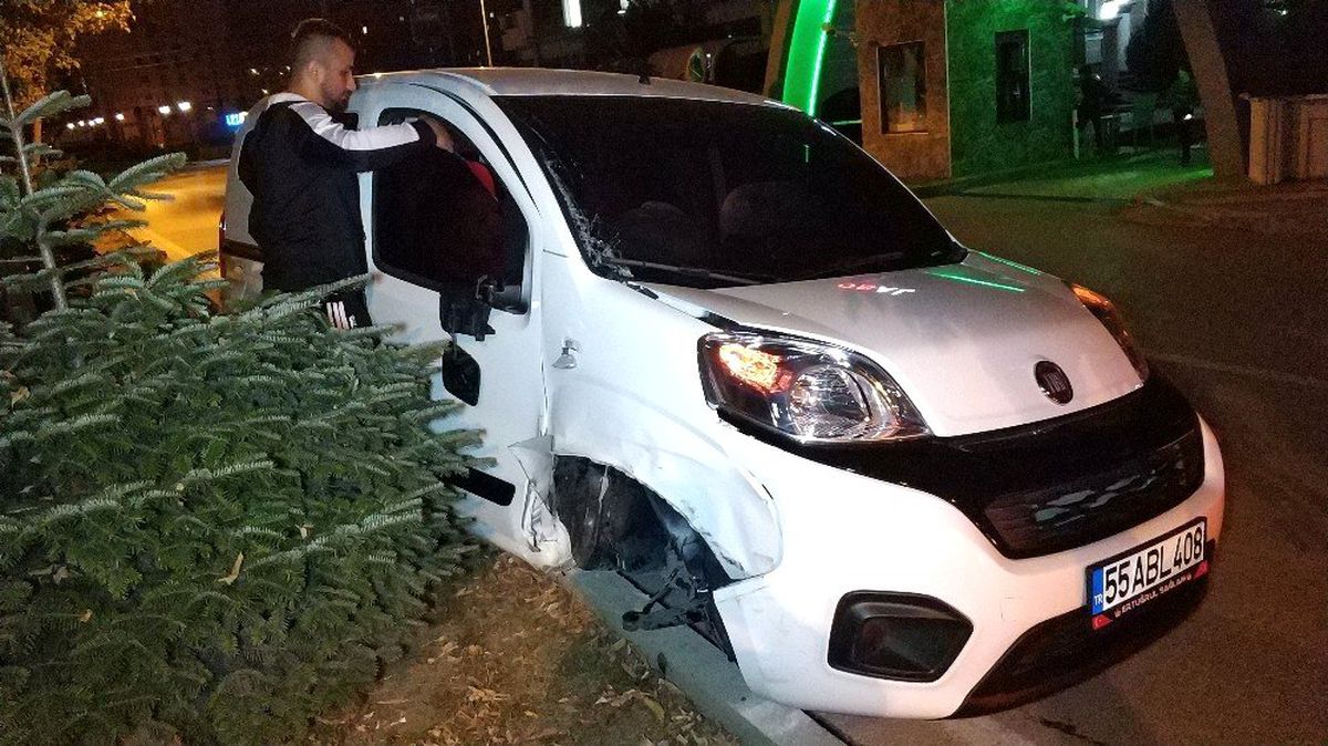 Samsun\'da 2 otomobile çarpan aracın sürücüsü kaçtı