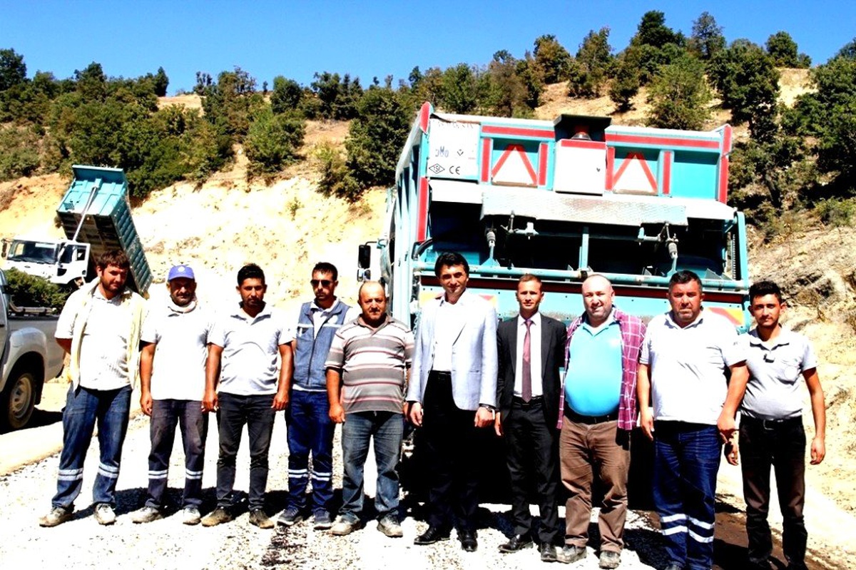 Sarıgöl\'de 4 mahalleyi bağlayan yolda asfaltlama çalışmaları