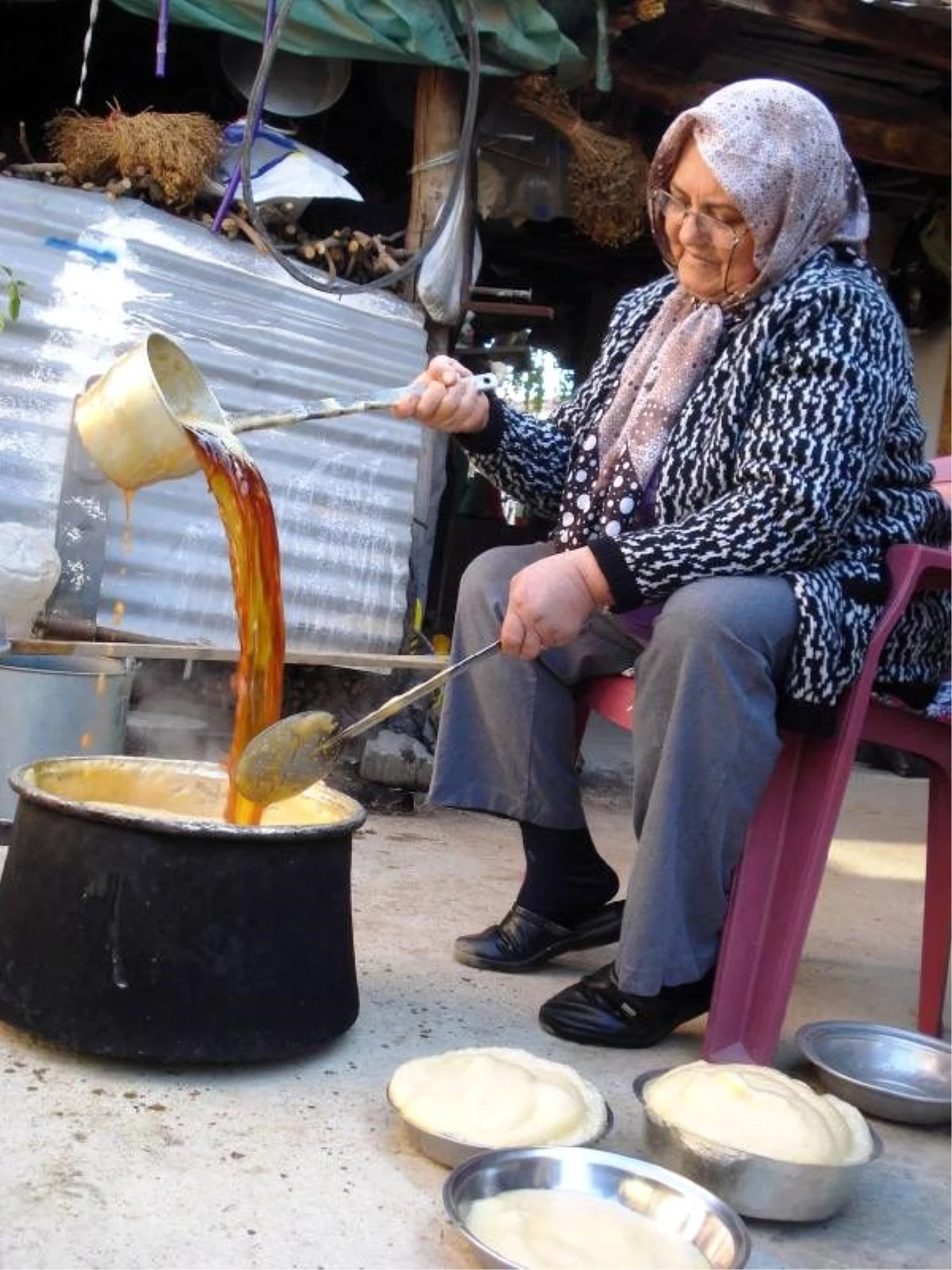 Sarıgöl\'de sultaniye üzümden pekmez yapımına başlandı