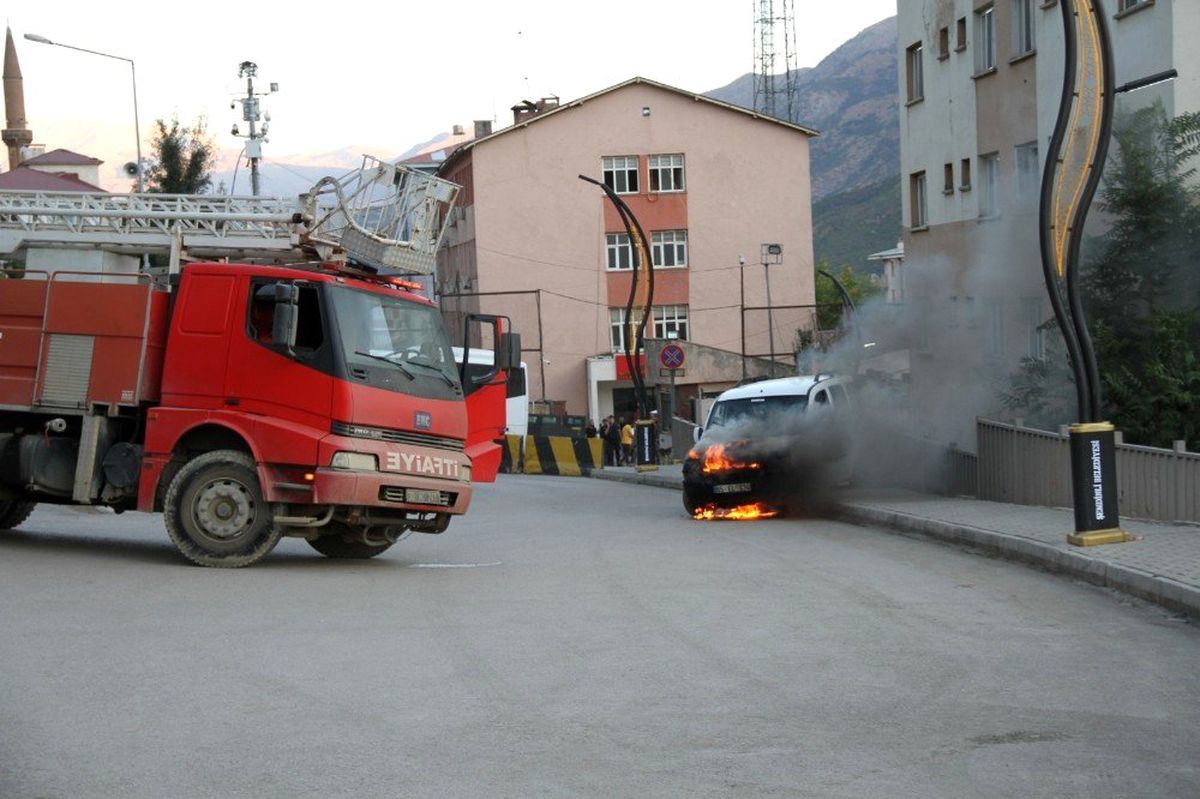 Şemdinli\'de seyir halindeki araç alev aldı
