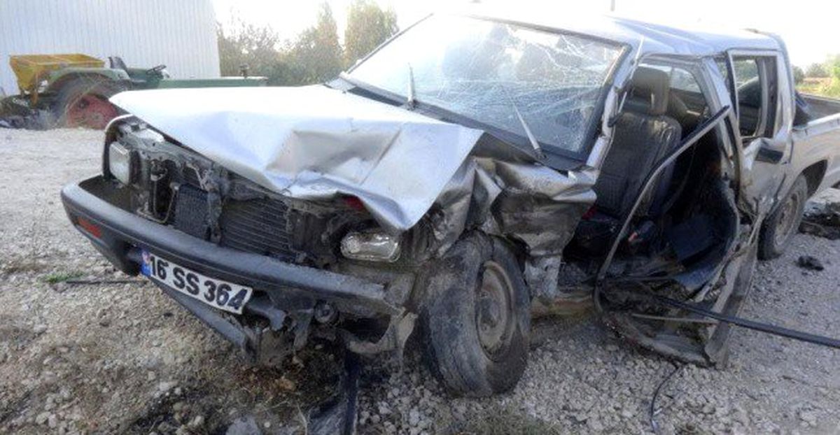 Sıkışan sürücüyü itfaiye kurtardı