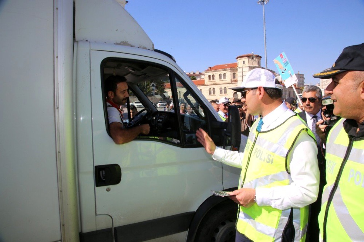 Sivas\'ta etkinlikleri "Yaya Geçidi Nöbeti" farkındalık etkinlikleri