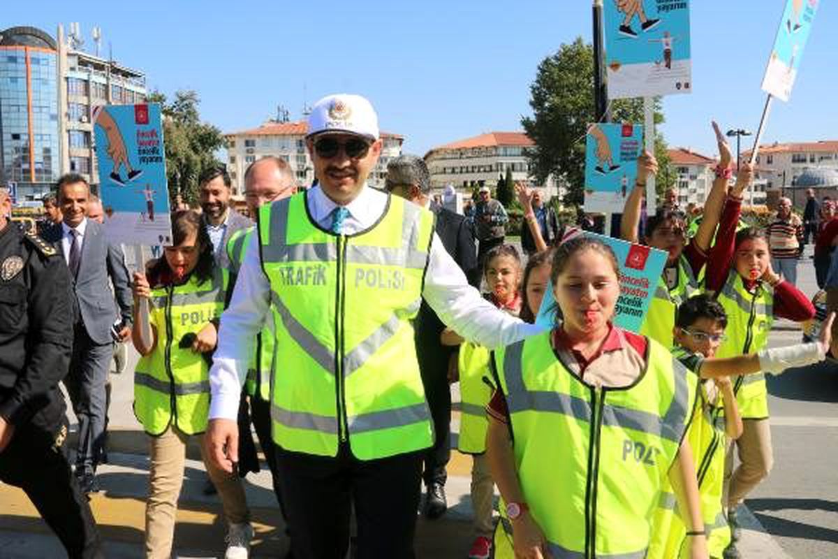 Sivas\'ta protokol ve öğrencilerden yaya geçidi etkinliği