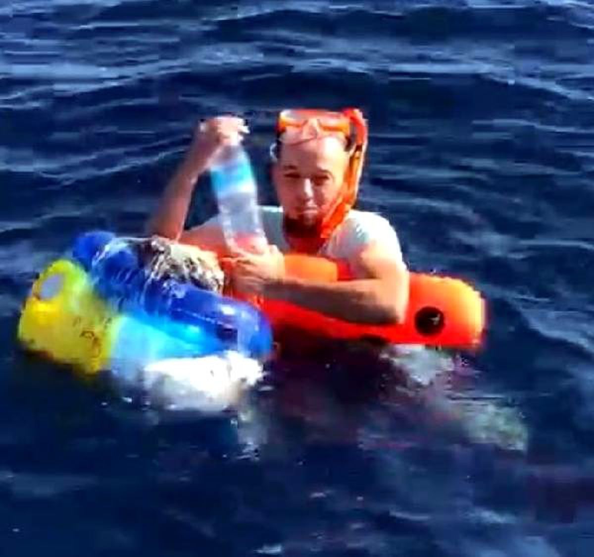Şnorkel ve plastik deniz simidiyle umuda yolculuk