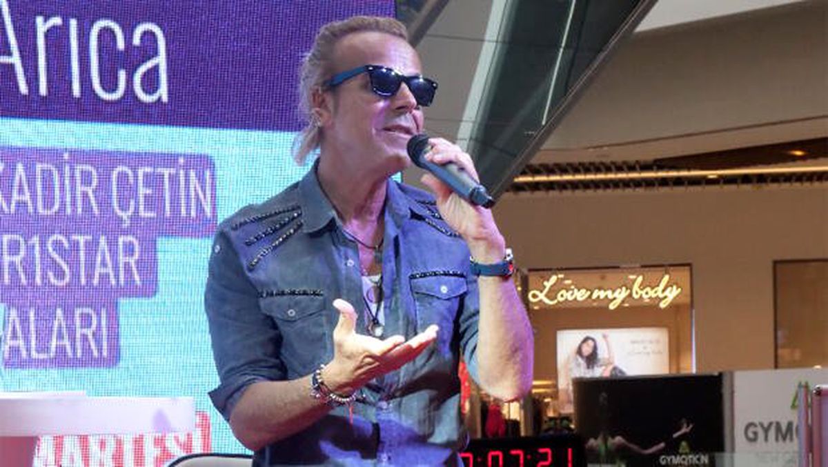 Soner Arıca: Canlı söyleyemeyen playback yapar!