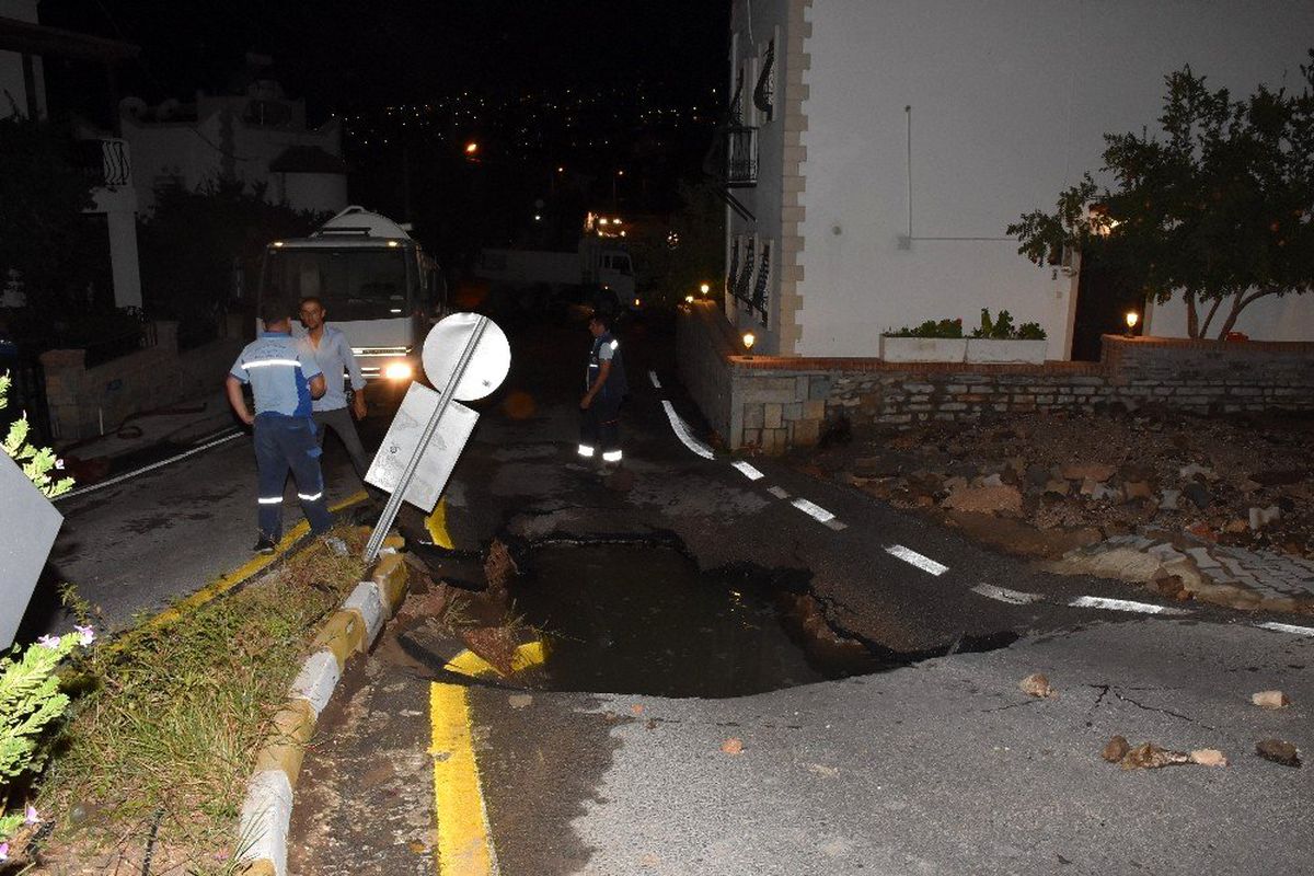 Su borusu bomba gibi patladı, ortalık savaş alanına döndü