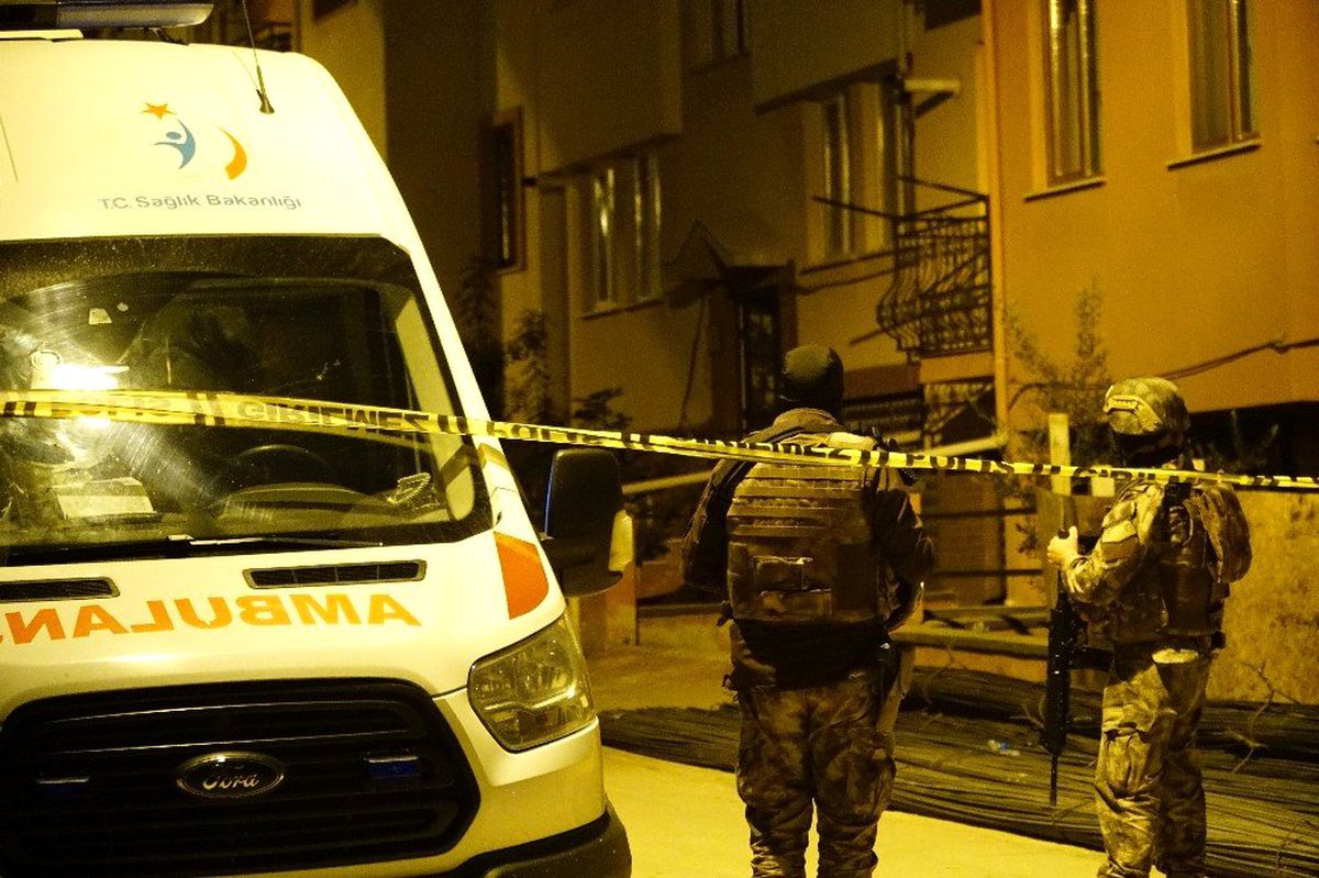 Teröristlerin cesetleri evden çıkarıldı