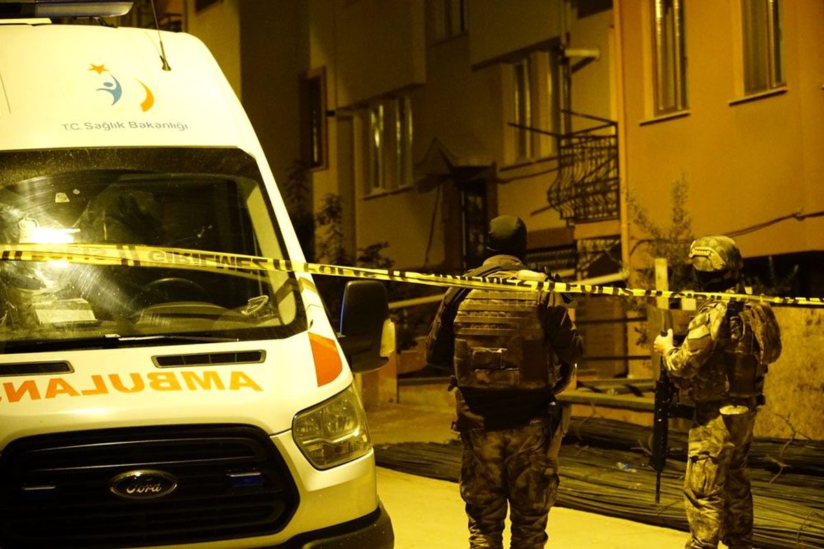 Teröristlerin cesetleri evden çıkarıldı