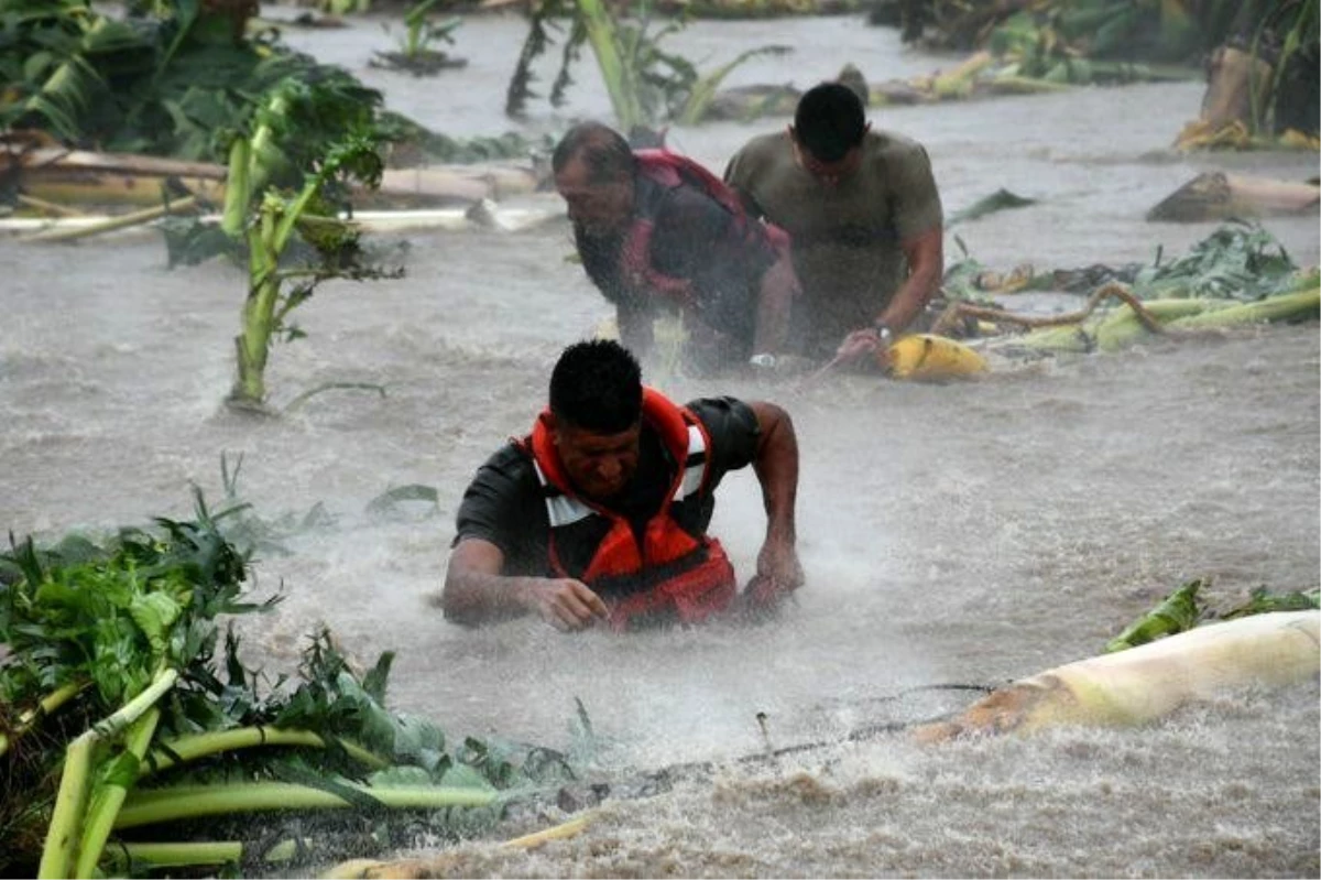 Tropikal fırtına \'Narda\' Meksika\'yı vurdu: 2 ölü