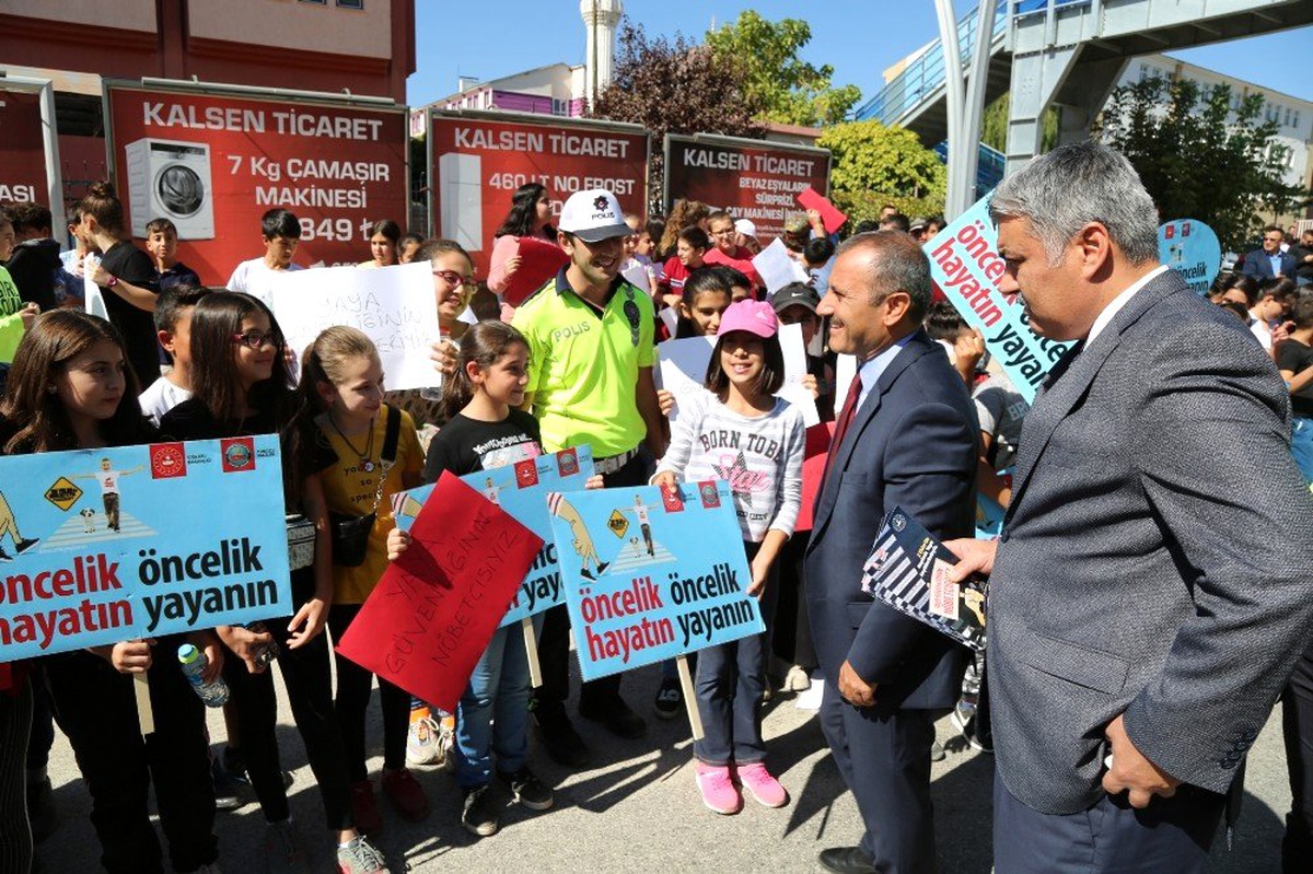 Tunceli\'de "Yaya Geçidi Nöbeti" etkinliği