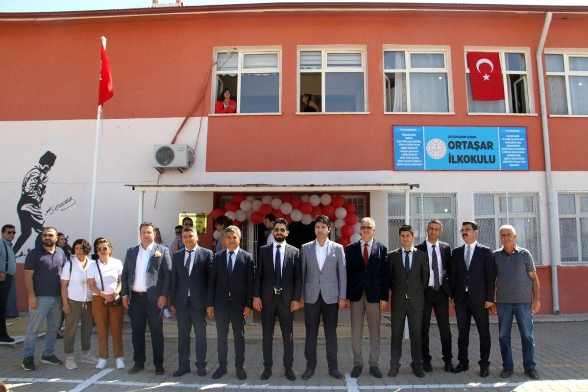 Tur operatörleri köy okulunu restore etti