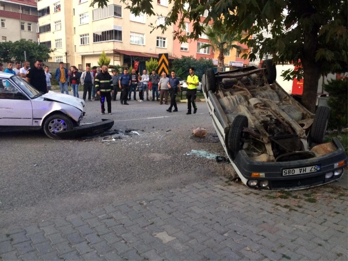 Türkeli\'de iki otomobil çarpıştı: 3 yaralı