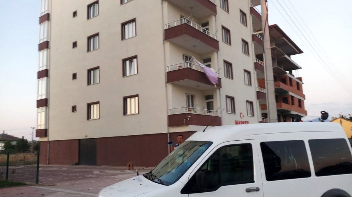 Üçüncü kattan düşen kadın hayatını kaybetti