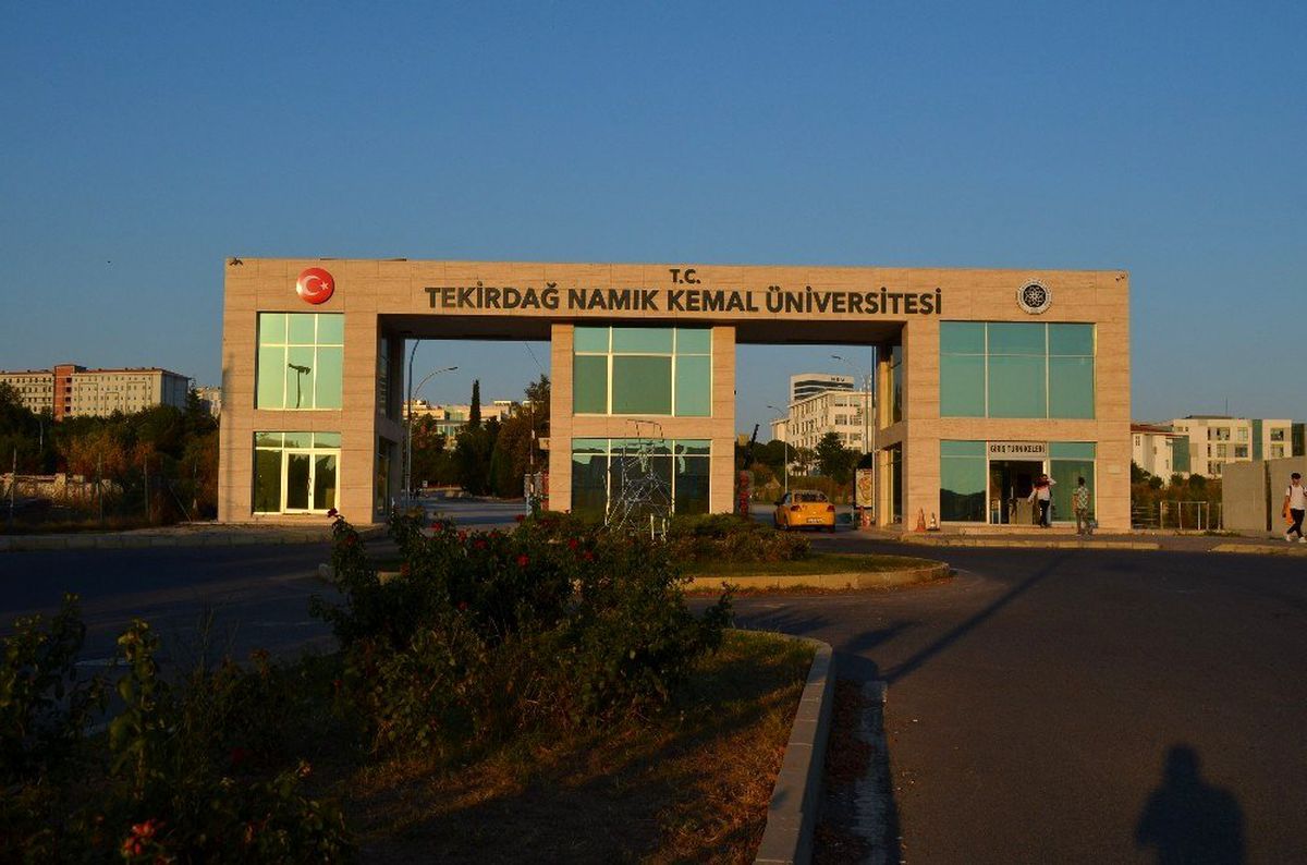 Üniversitenin depremde hasar gören binası boşaltıldı
