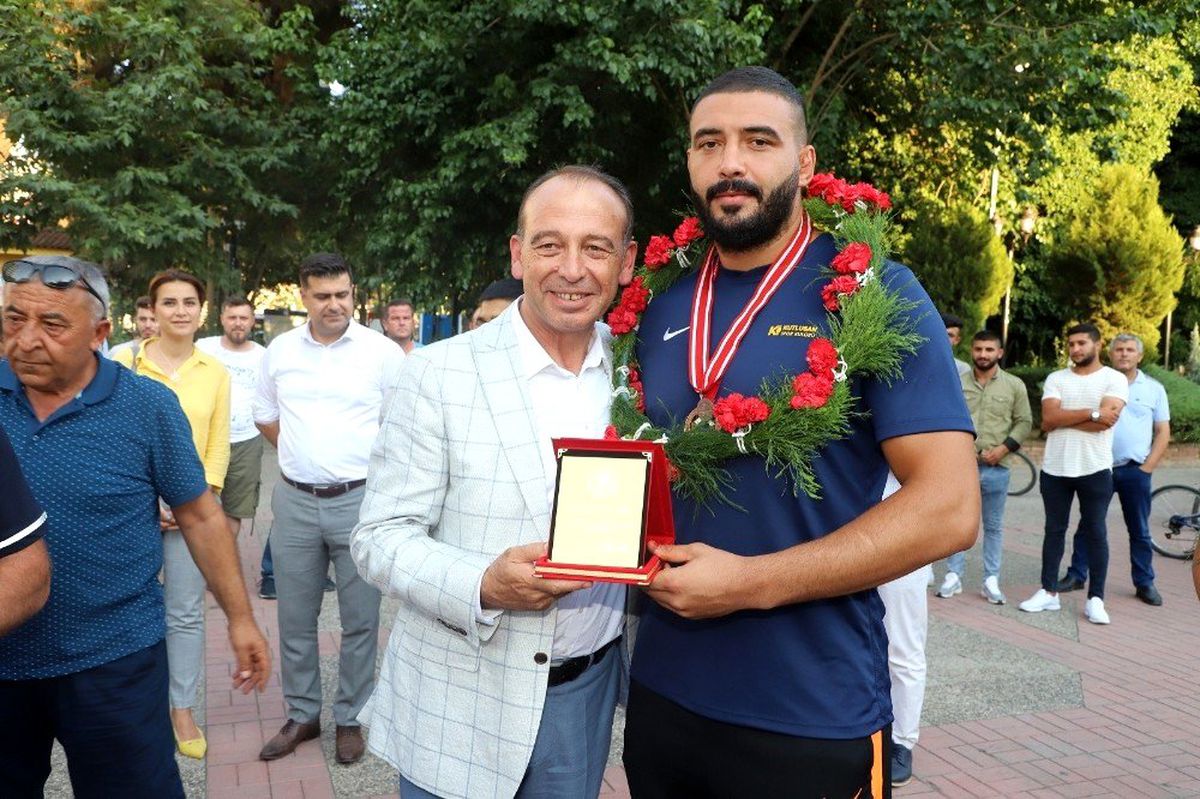 Ünlü başpehlivanlar Turgutlu\'daki er meydanına çıkacak