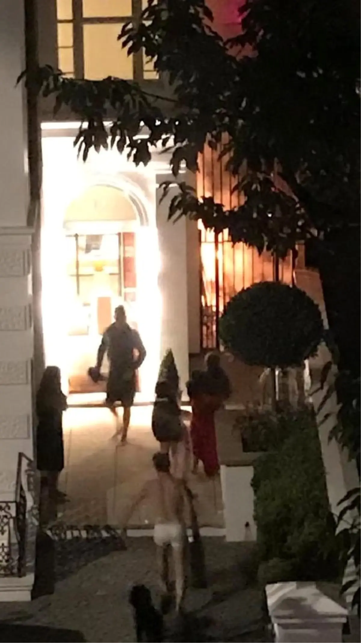 Ünlü şarkıcı yangını fark etti, yataktan kalktığı gibi yardıma koştu