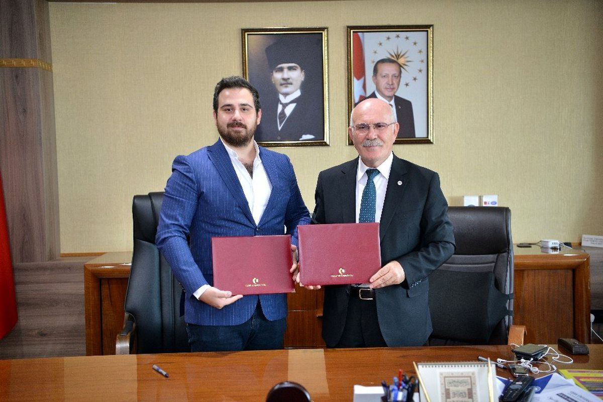 Uşak Üniversitesi\'nin tasarımları Ağaoğlu Tekstil kataloglarında