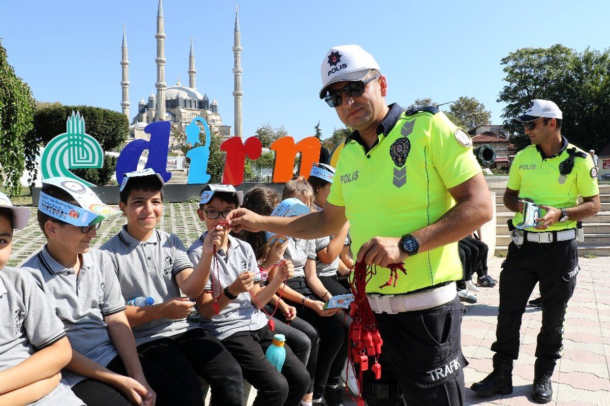 Vali Canalp ve minik öğrenciler yaya güvenliği için sahaya çıktı