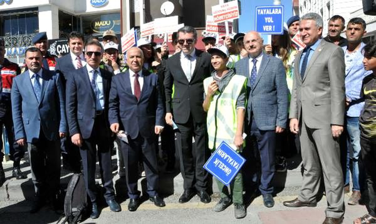 Vali, \'yaya güvenliğinin nöbetçisiyiz\' etkinliğinde broşür dağıttı
