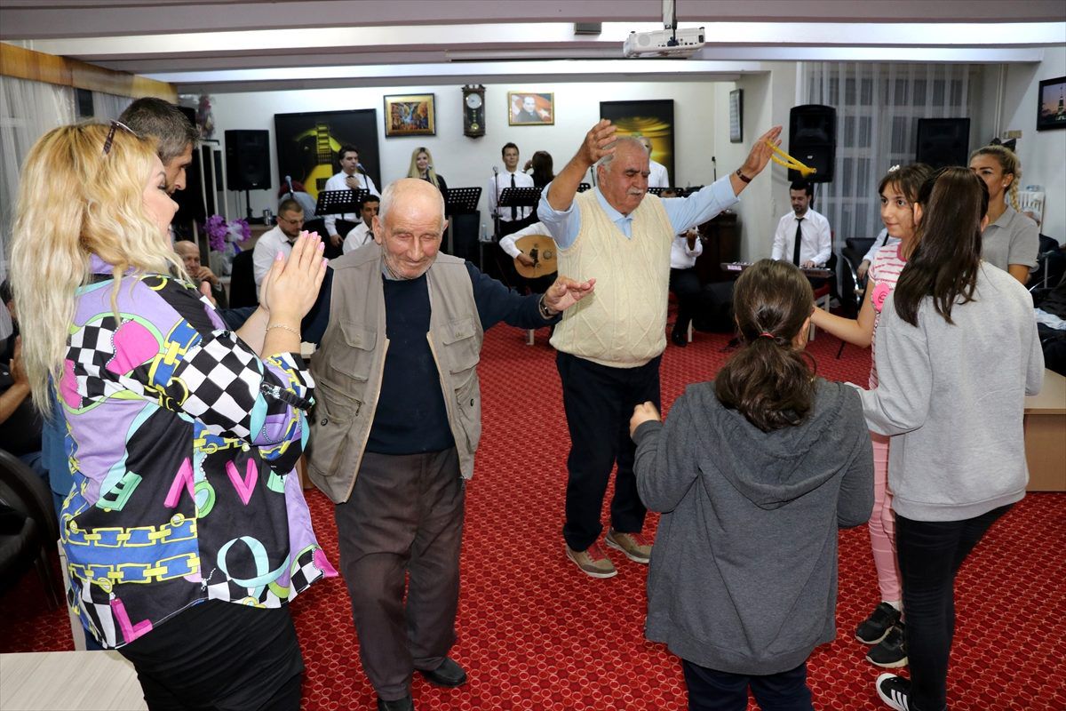 Yaşlılar ve çocuklar huzurevindeki konserde eğlendi