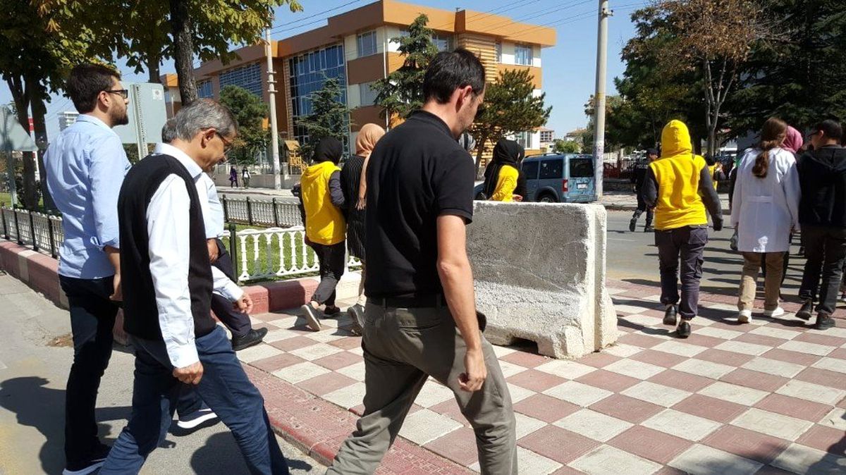 Yayalar için nöbet tuttular