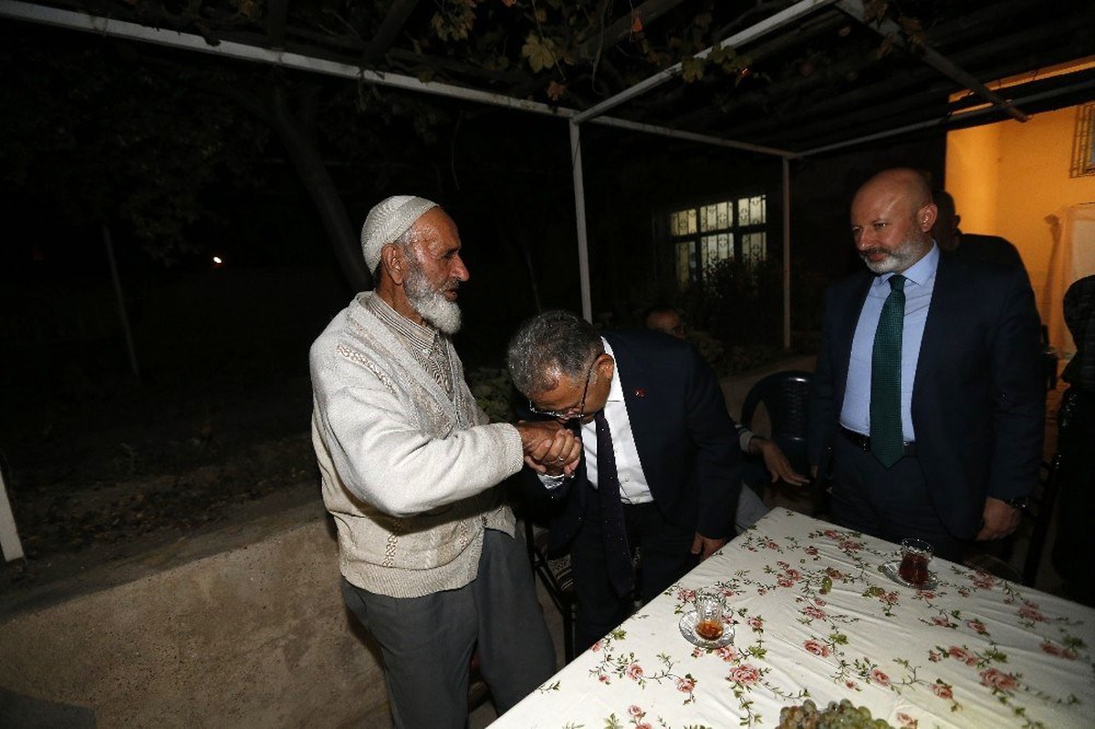 Yıllar önce oğlunu muayene ettirdiği Büyükkılıç\'ı Başkan olarak ağırladı