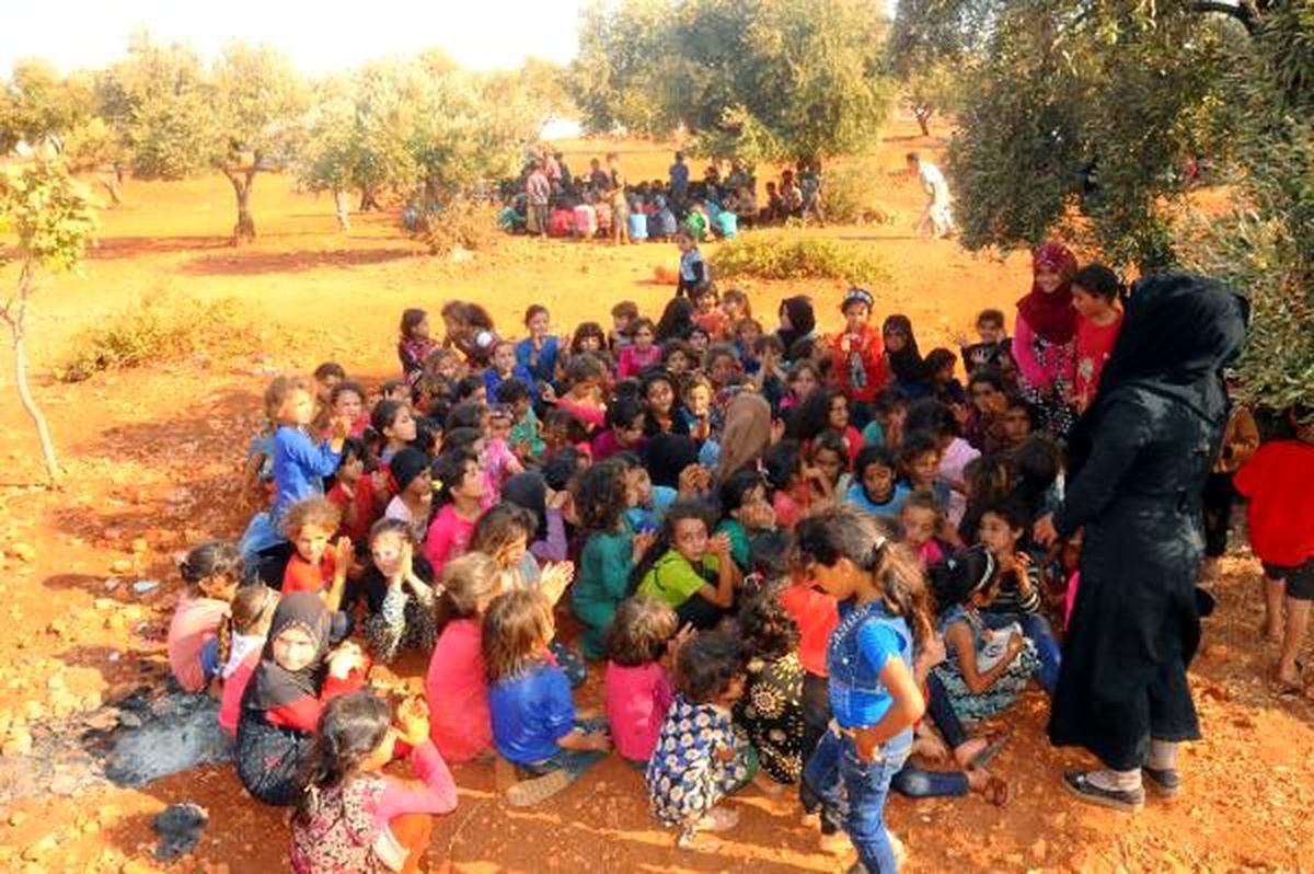 Zeytin ağaçları arasında ders gören suriyeliler okul istiyor