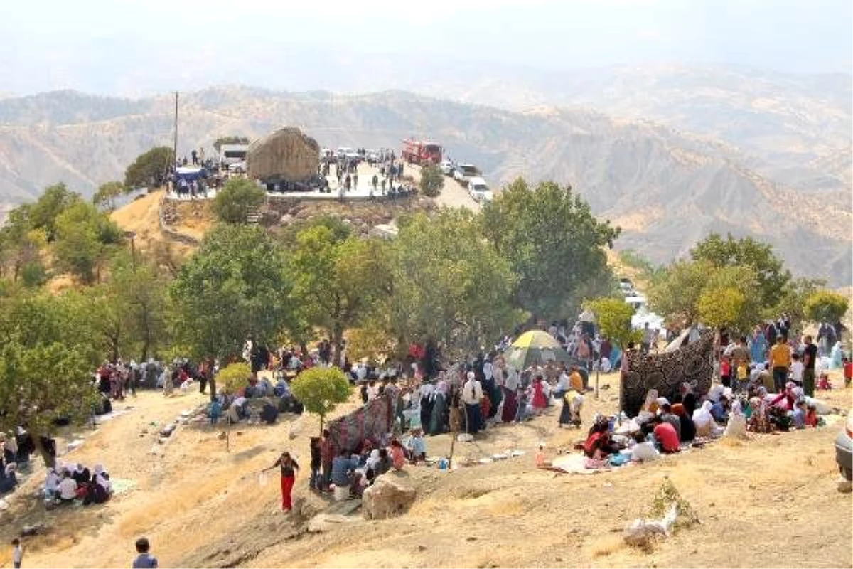 300 yıllık gelenek için mezarlığa akın ettiler