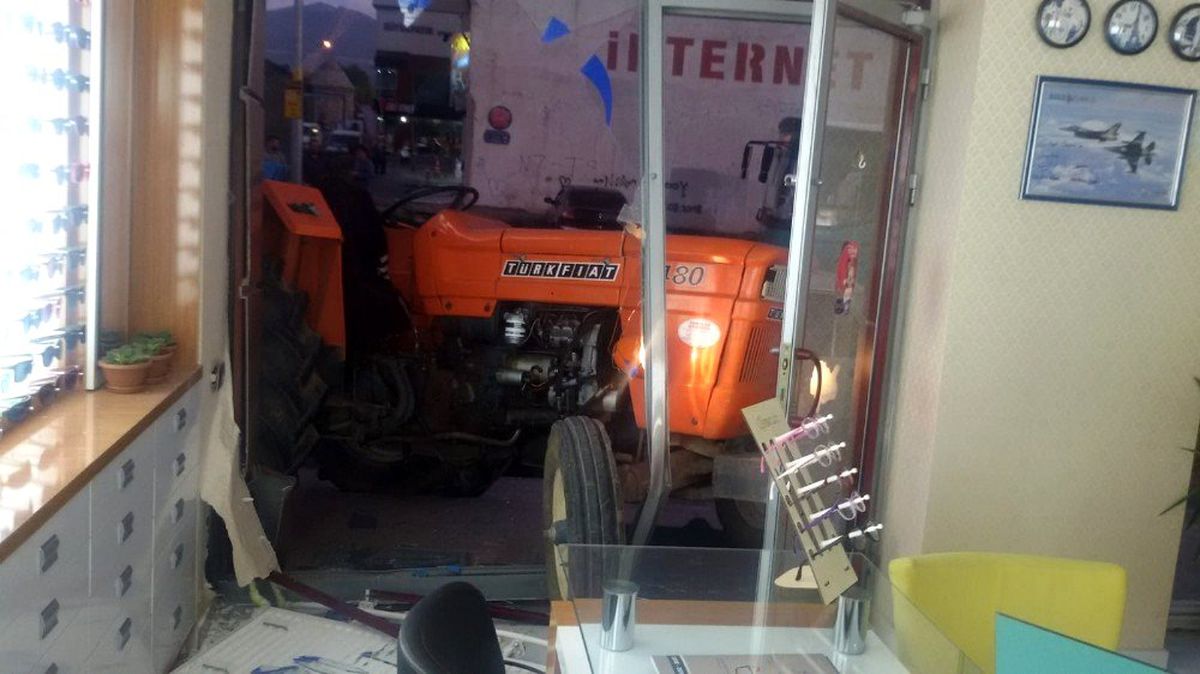 Acemi sürücü traktörle gözlükçüye girdi