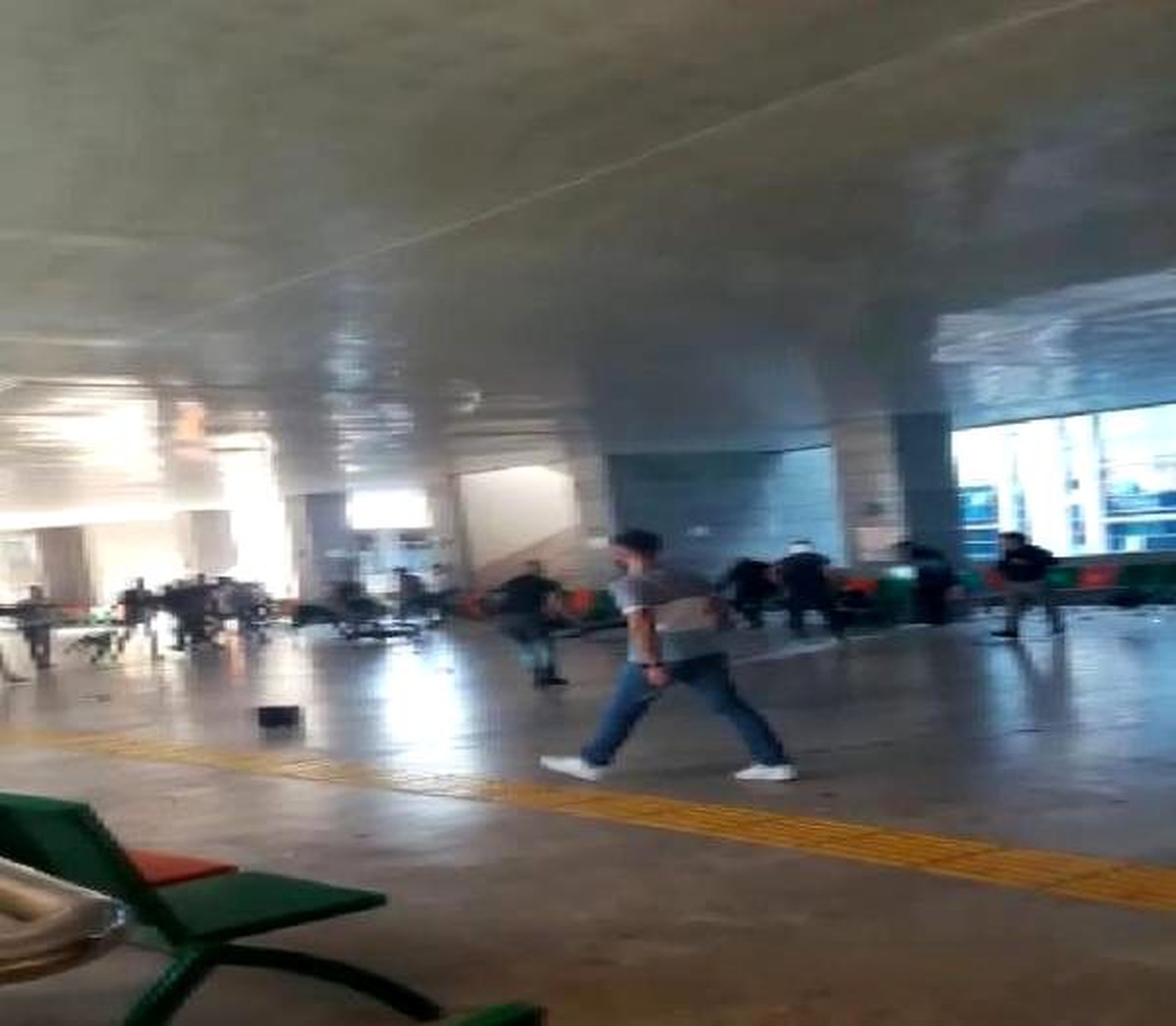 Anadolu adalet sarayı\'nın metro çıkışında kavga