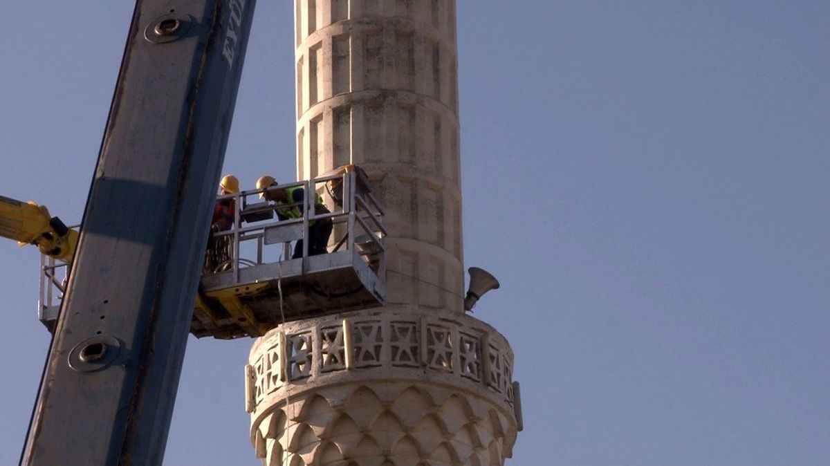 Arnavutköy\'de depremde hasar gören caminin minaresi sökülüyor