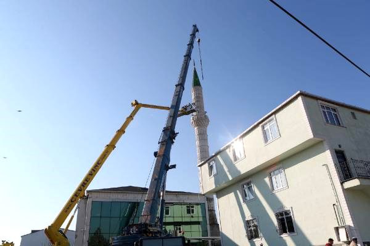 Arnavutköy\'de hasar gören minarenin yıkımına başlandı