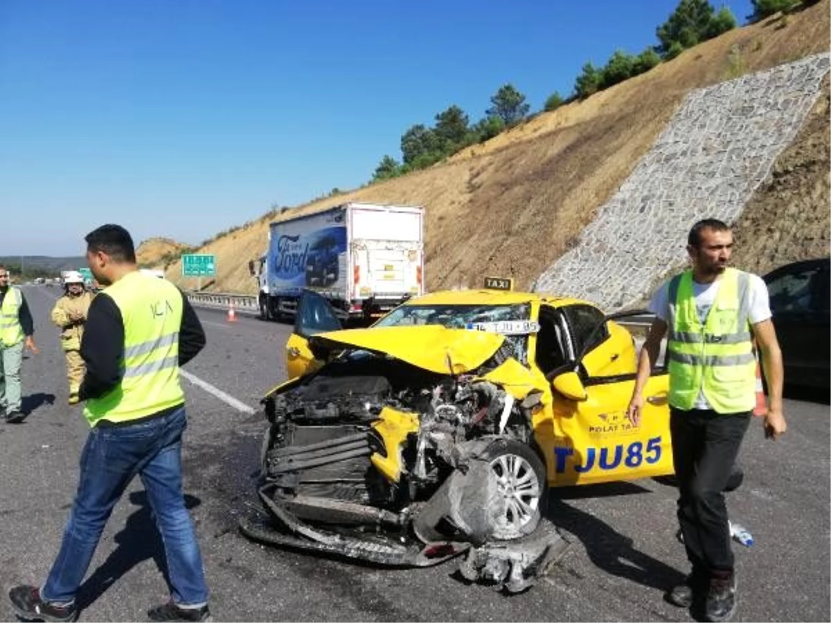 Arnavutköy\'de taksiyle otomobil çarpıştı: 5 yaralı