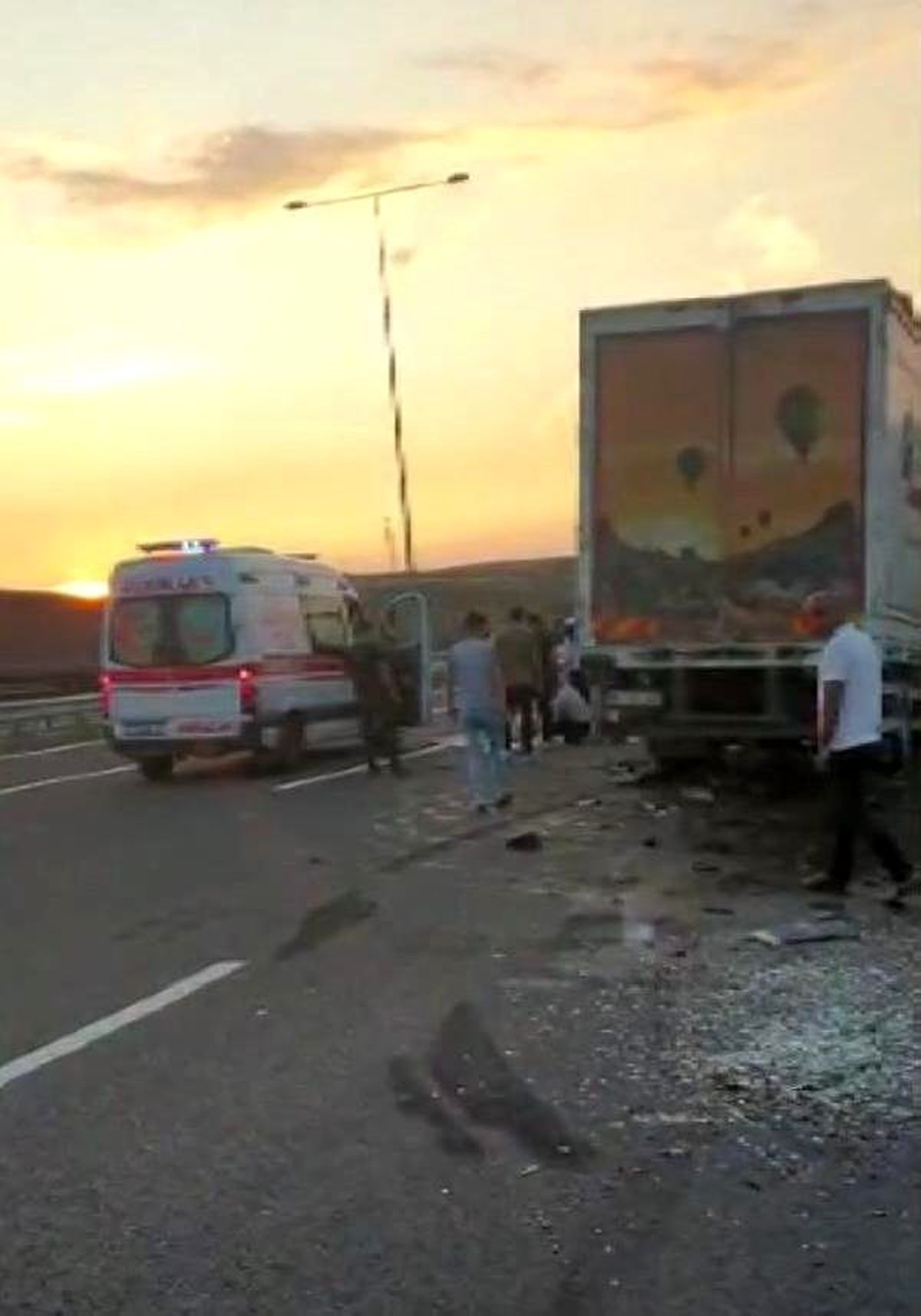 Arnavutköy\'de yolcu otobüsüne çarpan kamyonun sürücüsü yaralandı
