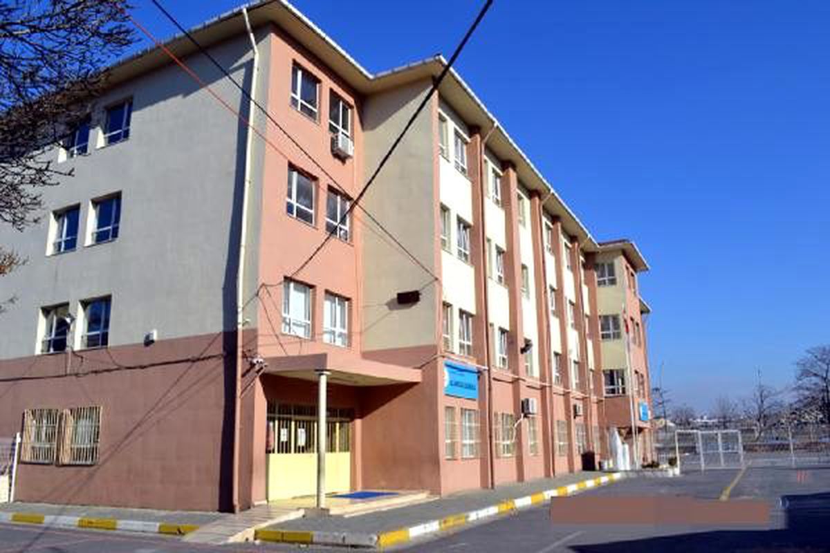 Avcılar\'da binaları riskli bulunan 2 okul yarın tatil