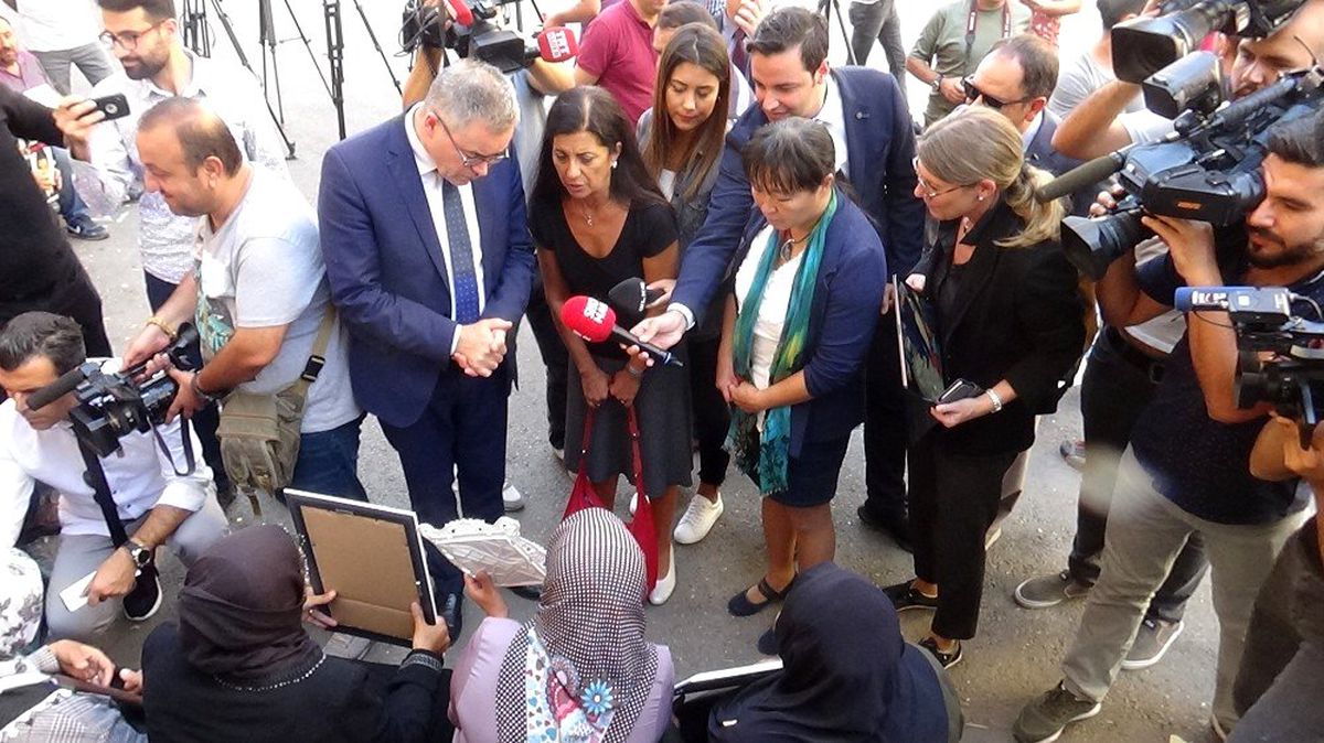 Avrupa Konseyi heyetinden HDP il binası önünde eylem yapan ailelere ziyaret