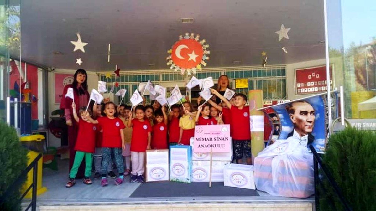 Aydınlı miniklerden, kardeşlerine kocaman yardım eli
