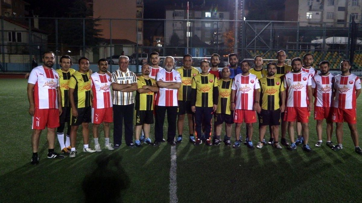 Başkanın 4 gol attığı maçta gazeteciler galip geldi: 10 - 9