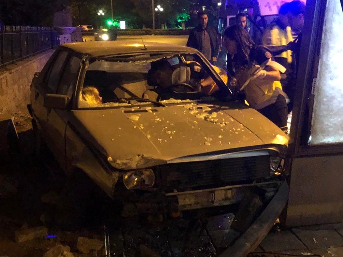 Başkent\'te otomobil reklam panosuna çarptı: 1 yaralı