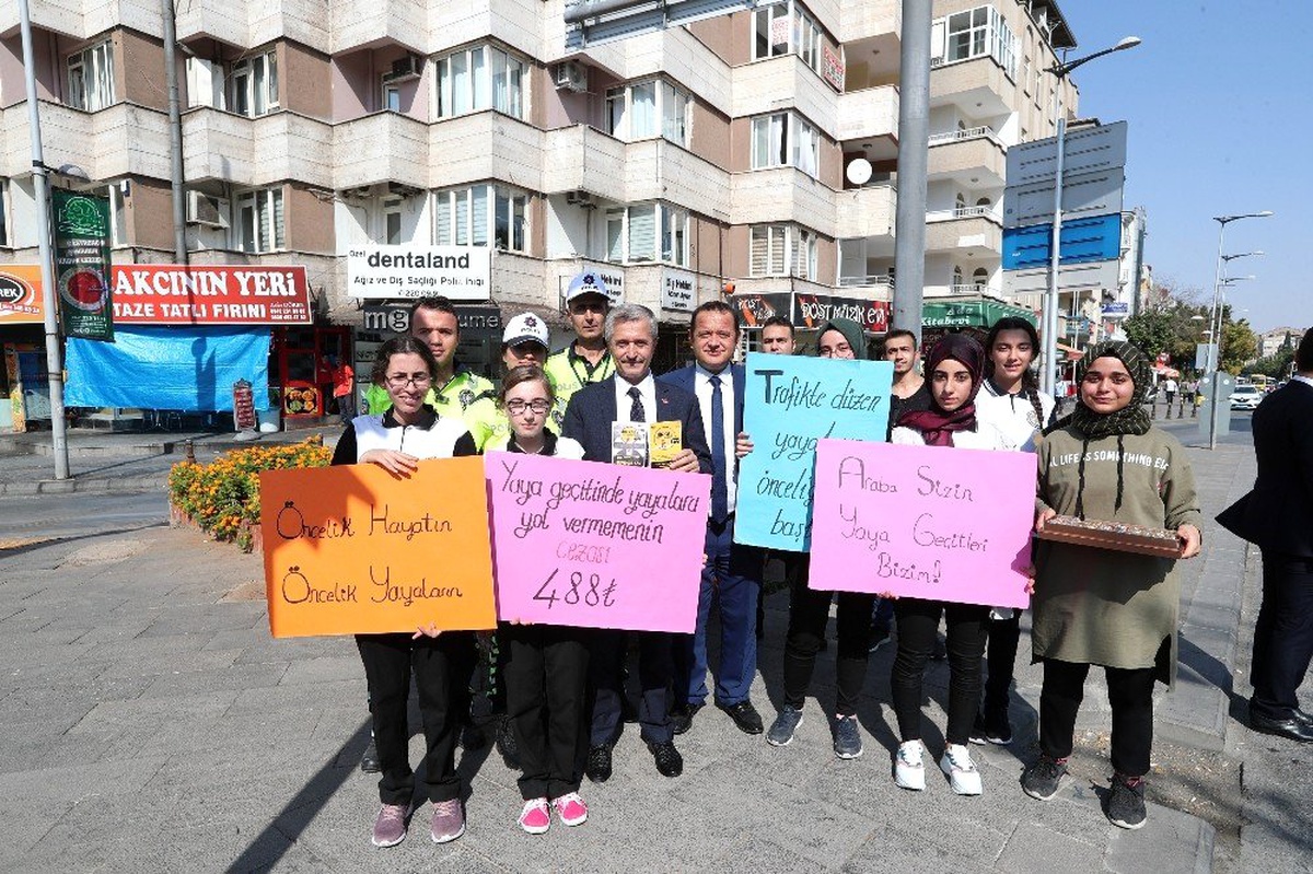 Belediye Başkanı Tahmazoğlu yaya geçidi nöbetinde
