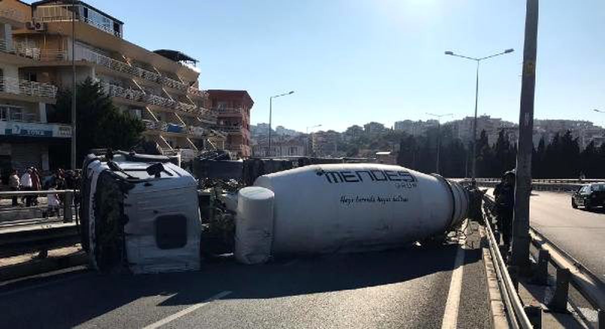 Beton mikseri viyadükte devrildi