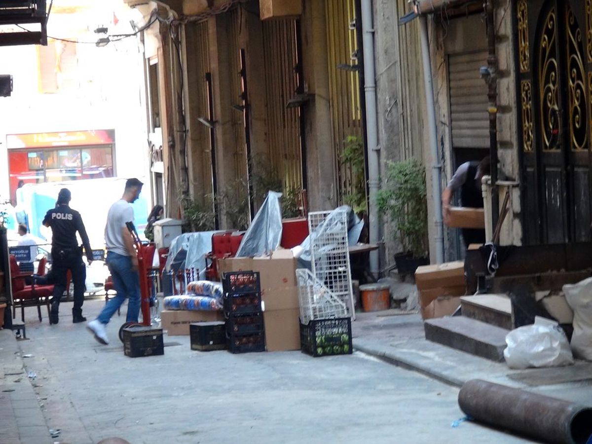 Beyoğlu\'nda çökme riski bulunan binadaki esnaf eşyalarını tahliye etti